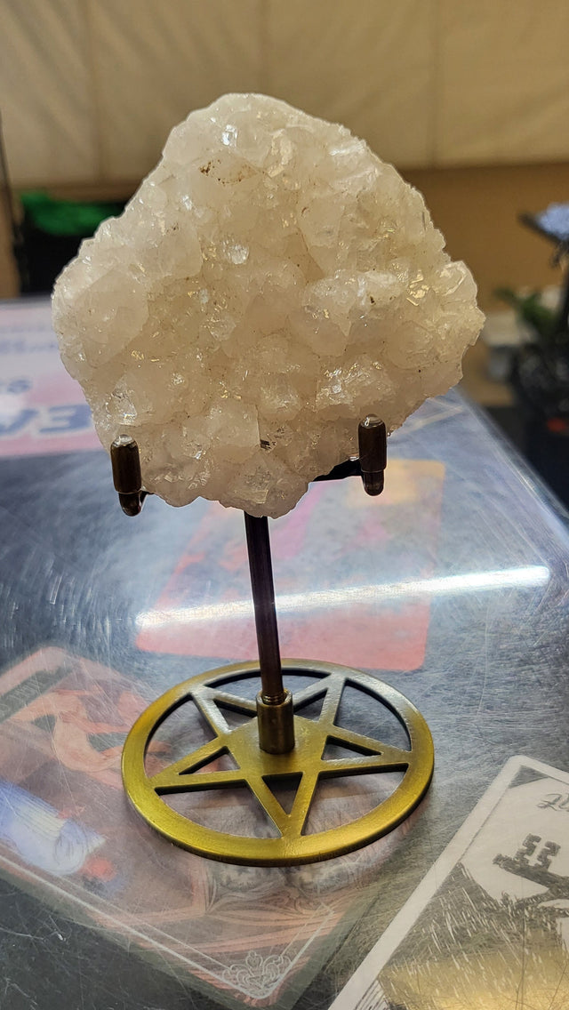 Mineral sample on a stand with a yellow label against a reflective surface